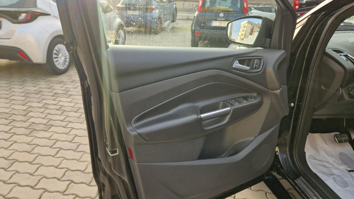 Ford Kuga 2.0 TDCI 180 CV 4WD Powershift ST-Line